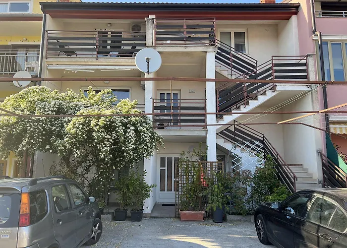 Modernes Mit Charmanter Terrasse, Privatparkplatz, Klima, Wifi