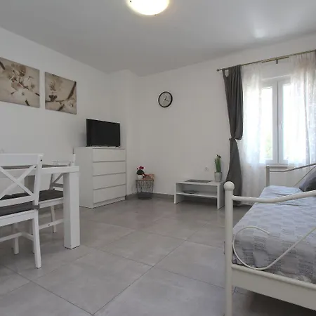 Modernes Mit Charmanter Terrasse, Privatparkplatz, Klima, Wifi Apartamento Rovinj