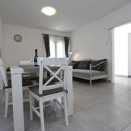 Apartamento Modernes Mit Charmanter Terrasse, Privatparkplatz, Klima, Wifi *