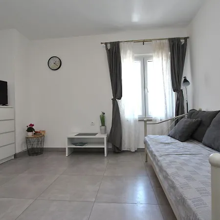 Modernes Mit Charmanter Terrasse, Privatparkplatz, Klima, Wifi Rovinj