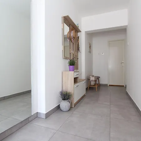 Modernes Mit Charmanter Terrasse, Privatparkplatz, Klima, Wifi Apartamento Rovinj
