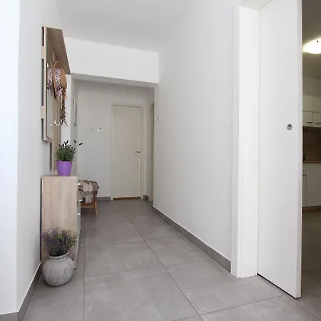 Modernes Mit Charmanter Terrasse, Privatparkplatz, Klima, Wifi Apartamento *