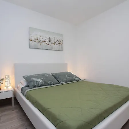 Modernes Mit Charmanter Terrasse, Privatparkplatz, Klima, Wifi Rovinj