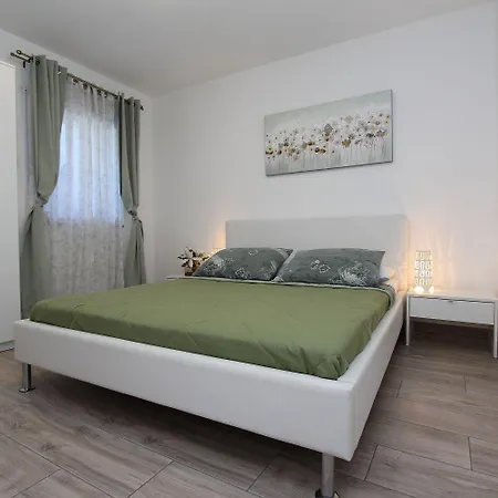 Modernes Mit Charmanter Terrasse, Privatparkplatz, Klima, Wifi Apartamento *