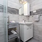 شقة Modernes Mit Charmanter Terrasse, Privatparkplatz, Klima, Wifi *