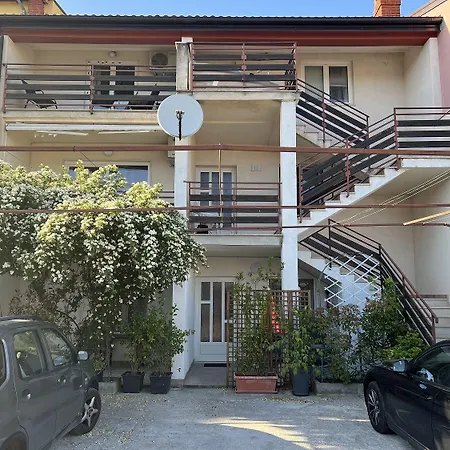 Modernes Mit Charmanter Terrasse, Privatparkplatz, Klima, Wifi